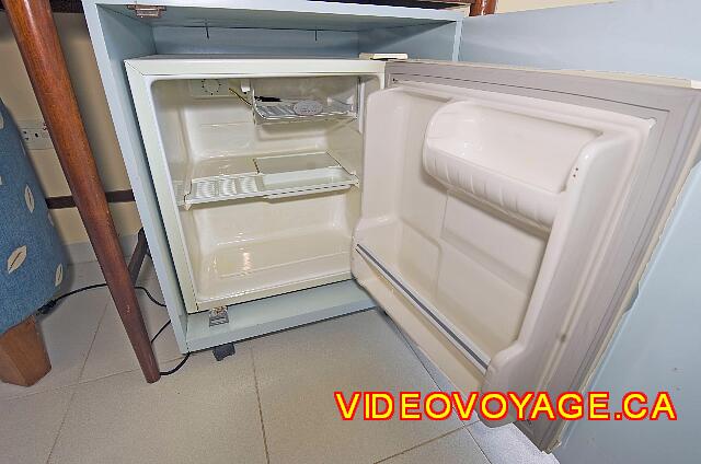 Cuba Varadero Club Amigo Aguas Azules Un réfrigérateur avec une section congélateur.