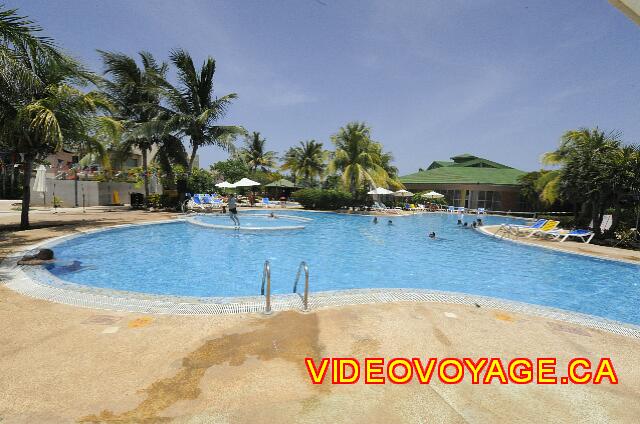 Cuba Varadero Club Amigo Aguas Azules La piscine de la section bungalow est de moyenne dimension.