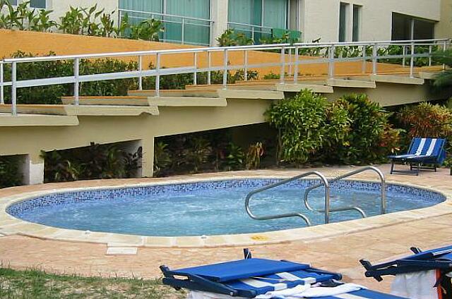 Cuba Varadero Club Amigo Aguas Azules Hay un jacuzzi en la terraza de la piscina.