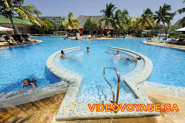 Cuba Varadero Club Amigo Aguas Azules Con un jacuzzi suficientemente grande integrado a la piscina.
