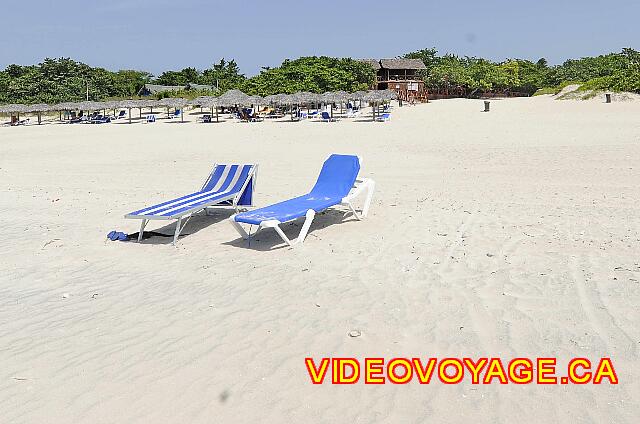 Cuba Varadero Club Amigo Aguas Azules Certains clients amènent des chaises longues plus près de la mer, trouvant la plage trop profonde..