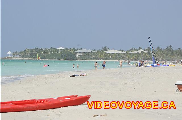 Cuba Varadero Club Amigo Aguas Azules Siempre hay gente que camina en la playa de la mañana a la noche ...