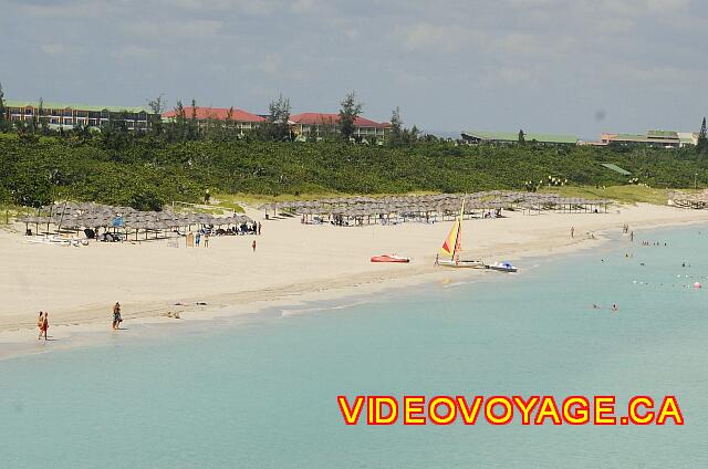 Cuba Varadero Club Amigo Aguas Azules An aerial view of the beach, deep and with many palapas.