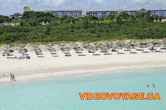 Cuba Varadero Club Amigo Aguas Azules Many palapas free, the hotel in the background.