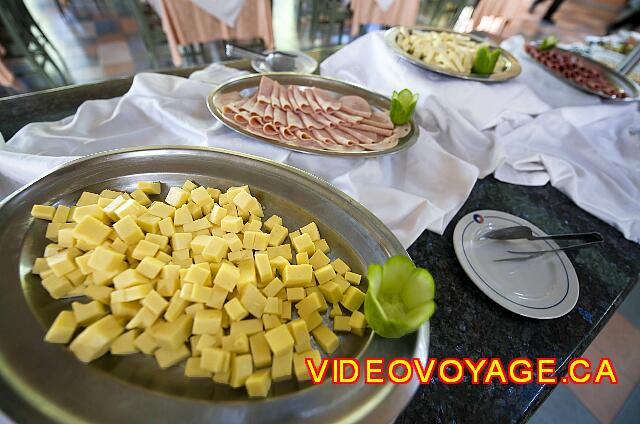 Cuba Varadero Club Amigo Aguas Azules Un comptoir de fromages et viandes froides.