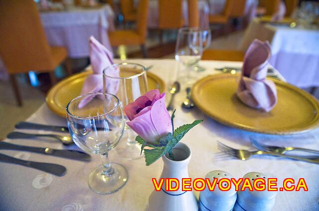 Cuba Varadero Club Amigo Aguas Azules Four tables are available for couples.