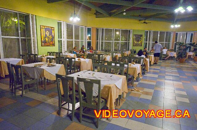 Cuba Varadero Club Amigo Aguas Azules Les tables en périphérie du buffet.