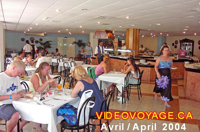 Cuba Varadero Club Amigo Aguas Azules El restaurante Islas, el restaurante buffet en el edificio principal fue en 2004 al final de la época dorada. Él era el restaurante principal del hotel, el principal inconveniente es no tener ventana al exterior.