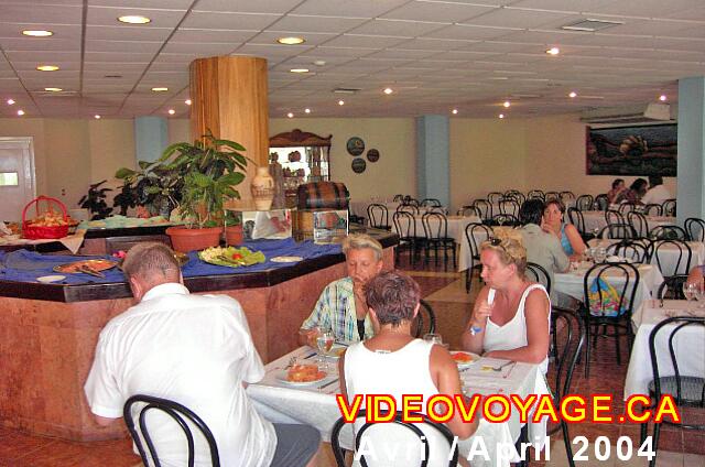 Cuba Varadero Club Amigo Aguas Azules Un pasaje entre las ventanas y el restaurante no permiten que la luz de entrada externa y el bajo techo hace que la parte inferior del restaurante oscuro. Este restaurante estaba en la tercera planta del edificio principal.