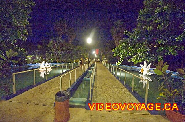 Cuba Varadero Club Amigo Aguas Azules Un petit pont qui traverse un étang artificiel à l'arrière de l'hôtel.