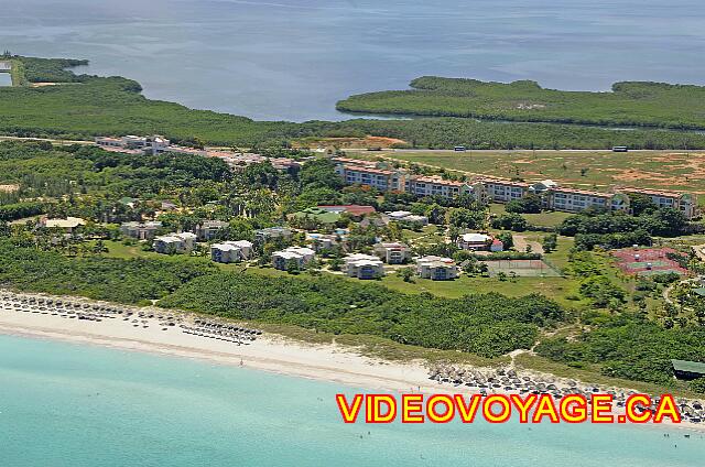 Cuba Varadero Club Amigo Aguas Azules Une vue aérienne de l'hôtel composé de deux sections, la section principale plus vieille près de la route et les bungalows près de la plage.