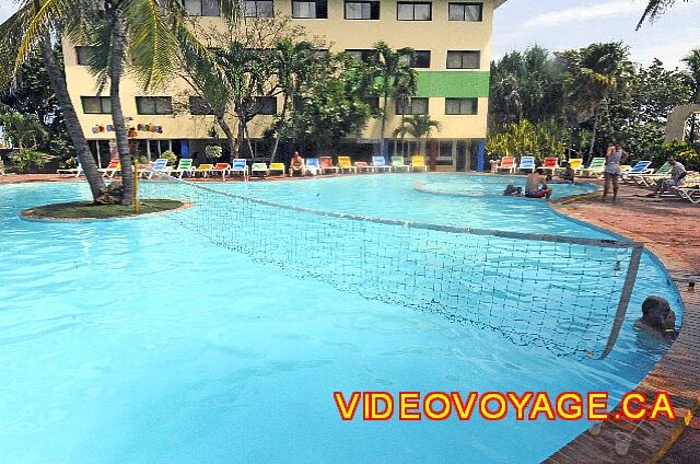 Cuba Varadero Hotel Club Tropical Una red de voleibol en la piscina.