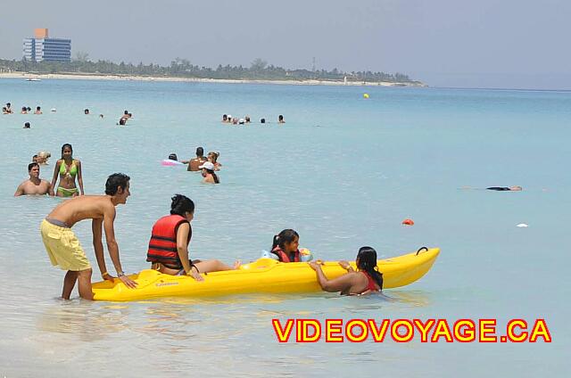 Cuba Varadero Hotel Club Tropical El lanzamiento de un kayak doble en un día sin olas.