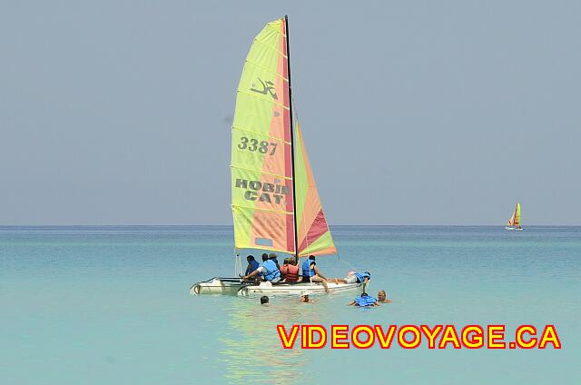 Cuba Varadero Hotel Club Tropical Un catamarán y clientes que apnea.