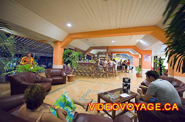 Cuba Varadero Hotel Club Tropical El Lobby Bar es muy popular en la noche.