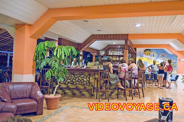 Cuba Varadero Hotel Club Tropical Unos asientos en el bar y algunas sillas cómodas.