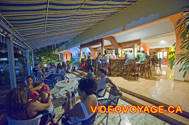 Cuba Varadero Hotel Club Tropical La terraza en la noche es siempre popular.