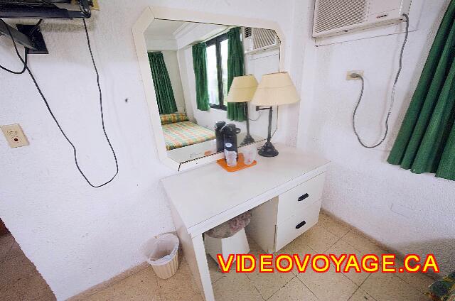 Cuba Varadero Hotel Club Tropical Incluyendo un espejo de maquillaje.