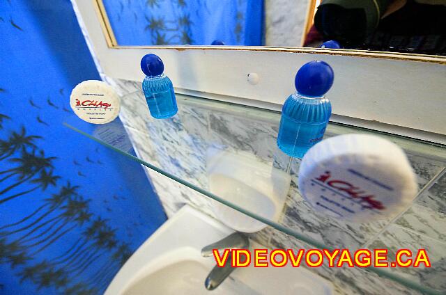 Cuba Varadero Hotel Club Tropical Una tableta para efectos personales, jabones y champú.