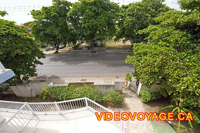 Cuba Varadero Hotel Club Tropical Algunas habitaciones con vistas a la calle principal de Varadero.