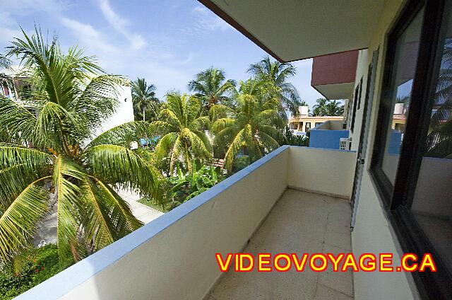 Cuba Varadero Hotel Club Tropical Más bien largos pero poco profundos balcones.