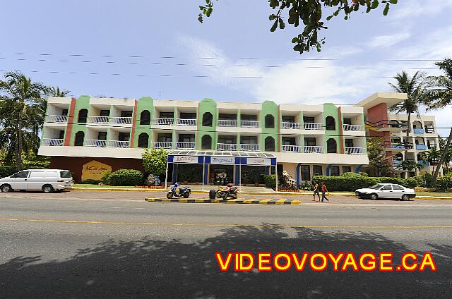 Cuba Varadero Hotel Club Tropical Más de 20 habitaciones con vistas a la calle principal de Varadero.