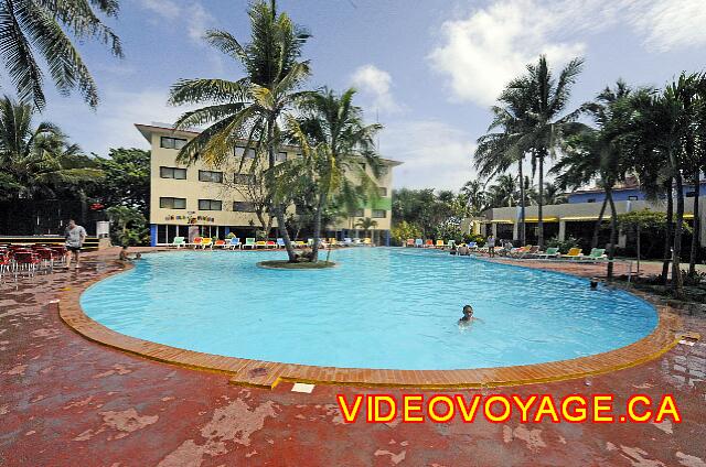 Cuba Varadero Hotel Club Tropical No hay escasez de sillas en temporada alta.