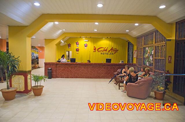 Cuba Varadero Hotel Club Tropical Siempre existe el mundo en el Salón de la noche en cómodas butacas.