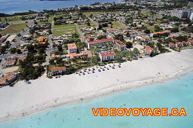 Cuba Varadero Hotel Club Tropical Una vista aérea del pequeño hotel en la playa.