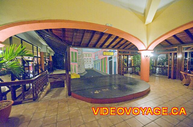 Cuba Varadero Starfish Cuatro Palmas Une petite scène dans le Lobby bar pour les musiciens le soir.