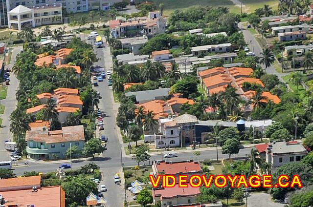 Cuba Varadero Starfish Cuatro Palmas La sección de Las Palmas se encuentra en el otro lado de la calle, los edificios de techo de color naranja.