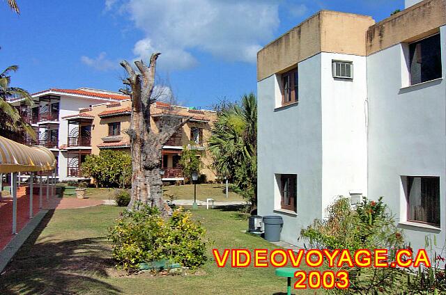 Cuba Varadero Starfish Cuatro Palmas En la sección colonial, edificios con habitaciones para largo plazo y en el fondo los edificios habitaciones estándar ..