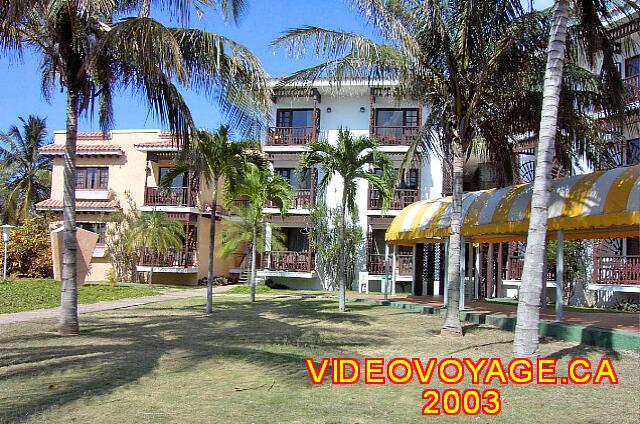 Cuba Varadero Starfish Cuatro Palmas Con una cubierta por encima de la senda para llegar al edificio principal sin mojarse cuando llueve.