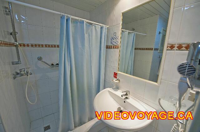 Cuba Varadero Starfish Cuatro Palmas La chambre de bain avec une douche.