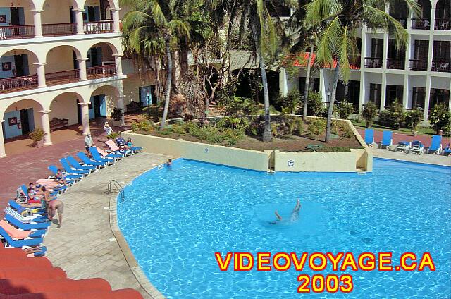 Cuba Varadero Starfish Cuatro Palmas L'extrémité de la piscine, de nombreuses chaises longues mais pas de parasol.