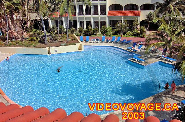 Cuba Varadero Starfish Cuatro Palmas Avec un filet de volleyball dans la piscine.