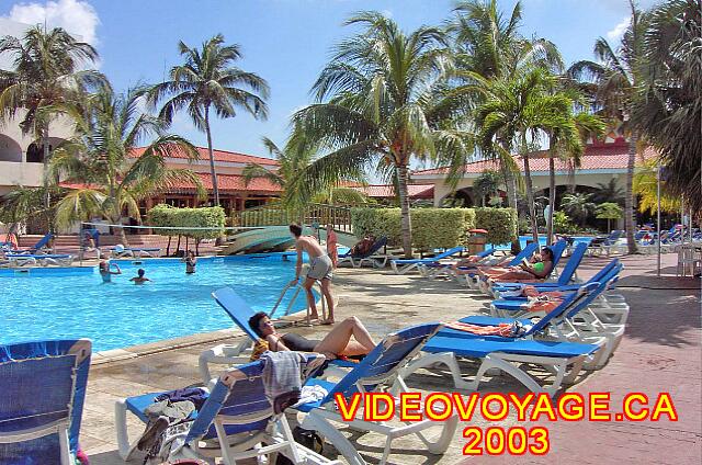 Cuba Varadero Starfish Cuatro Palmas Les chaises longues et quelques arbres pour de l'ombre.