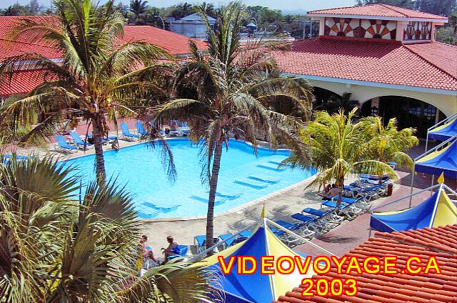 Cuba Varadero Starfish Cuatro Palmas Il y avait des chaises dans la piscine à l'autre extrémité de la piscine en 2003.