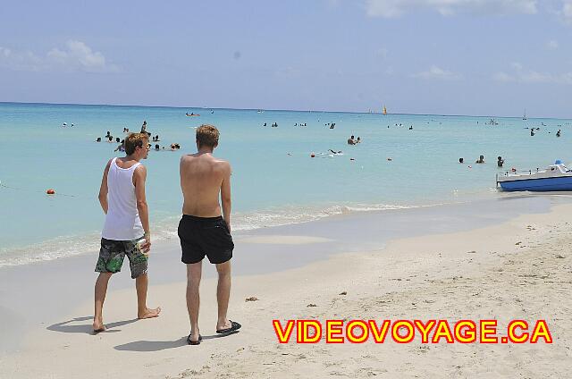 Cuba Varadero Starfish Cuatro Palmas Ils y a de nombreux passant sur la plage en après-midi..