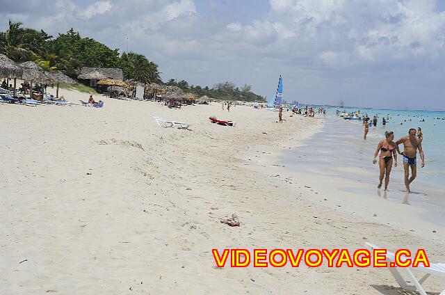 Cuba Varadero Starfish Cuatro Palmas De nombreuse personnes sur la plage qui marchent...