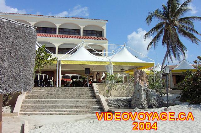 Cuba Varadero Starfish Cuatro Palmas Hay unos cuantos escalones para acceder a la playa.