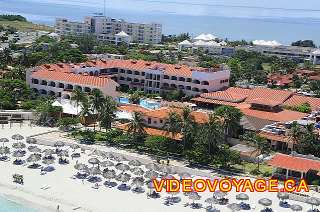 Cuba Varadero Starfish Cuatro Palmas Una acera a lo largo de la playa para llegar a un restaurante en la playa.