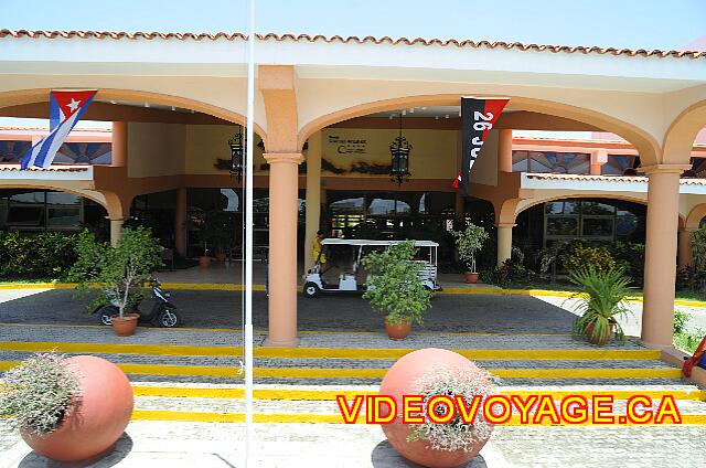 Cuba Varadero Starfish Cuatro Palmas En el vestíbulo del hotel, un carrito de golf que se utiliza para los clientes transportados con el equipaje en la sección de Las Palmas.