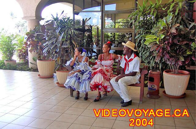 Cuba Varadero Starfish Cuatro Palmas Du personnel de l'animation dans l'entrée de l'hôtel.