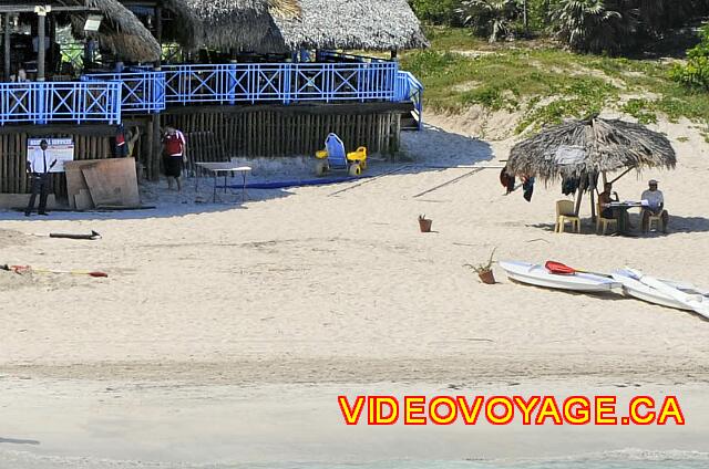 Cuba Varadero Royalton Hicacos Resort And Spa Sur la plage près du restaurant, du personnel pour la réservation des équipements.