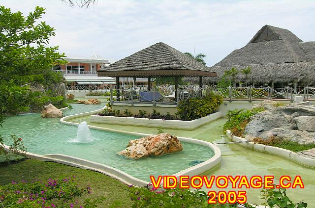 Cuba Varadero Royalton Hicacos Resort And Spa El gazebo misma en 2005. El mirador está rodeado por un diferentes decoraciones gazebo clásico.