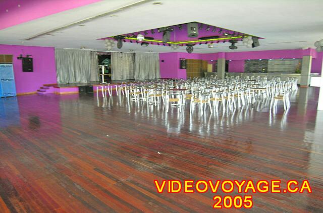 Cuba Varadero Royalton Hicacos Resort And Spa La salle Varadero. Une discothèque, mais surtout une salle de spectacle intérieur.  Une très grande salle avec un bar au fond à droite.