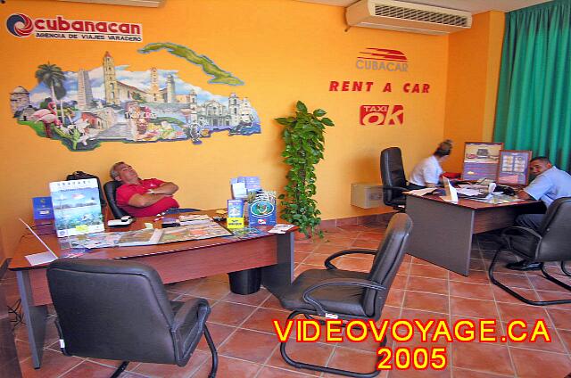 Cuba Varadero Royalton Hicacos Resort And Spa Le bureau de tourisme pour acheter les excursions et pour louer un automobile. Un travail qui semble épuisant.