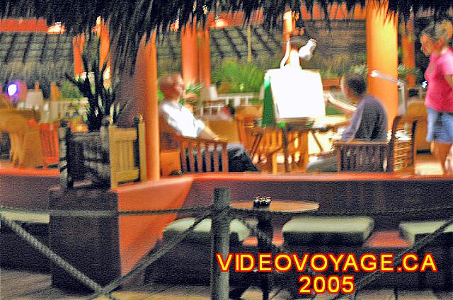 Cuba Varadero Royalton Hicacos Resort And Spa En el bar El Mirador en la noche, un pintor ... para una casa de recuerdo.