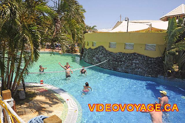 Cuba Varadero Royalton Hicacos Resort And Spa Du volleyball dans la piscine d'animation.